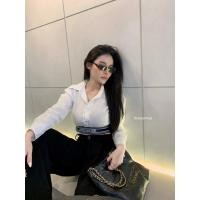 ราคา เสื้อเชิ้ตครอป แต่งขอบยางแบรนแมทช์กับกางเกงขายาวสีดำ ทรงสวยดีเทลงานดีย์มากแม่ ลุคหรูๆ ไฮโซดูแพงมากค่ะ คือใส่แล้วมันจบ (48903221615)