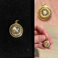 ราคา จี้กังหัน ประดับพลอย เลี่ยมกรอบทอง 18K กันน้ำ ใช้น้อย สภาพ (43220569966)