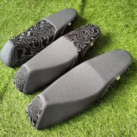 ราคา ผ้าคลุมเบาะมอเตอร์ไซค์อเนกประสงค์พร้อมโมติฟนามธรรม - Vario/Mio/beat/Shogun/Jupiter ฯลฯ ที่หุ้มเบาะ,เนียน x carbon wave 3D รุ่น X-RIDE (53901590372)