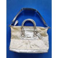 ราคา กระเป๋าคล้องไหล่ทรงหมอนสีบรอนซ์เงิน Coach ของแท้ tag ป้ายครบอะไหล่ปั๊ม coach ทุกจุด มือ2สภาพดีพร้อมใช้งาน (18154496627)