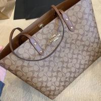 ราคา COACH F76636 - TOWN TOTE IN SIGNATURE CANVAS - BROWN (3319596123)