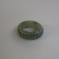 ราคา แหวนหยกพม่า Jadeite type A แกะสลักลายฟักทอง ขนาดวงใน 17.8mm หรือ เบอร์ 55-56 กว้าง 8.6mm สวมใส่ได้ทุกเพศ (25910711671)