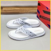 ราคา (จัดส่งรวดเร็ว) [พร้อมส่ง] Versace รองเท้าแตะ ยางสไลด์ สีขาว สําหรับผู้ชาย (24972551951)