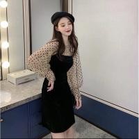 ราคา ส่งต่อเดรสสีดำมาพร้อมกับเสื้อซีทรูลายจุดแขนยาว+เดรสสายเดี่ยวทรงเอผ้ากำมะหยี่ ตัวนี้ใส่คู่กันสวยมากๆเป็นเซทที่ลงตัวเลยค่า (6758630800)