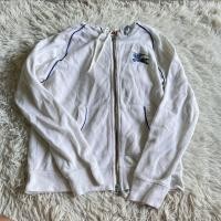 ราคา เสื้อแจ็คเก็ตสีขาวแบรนด์burberry ป้ายติด ไซส์ M ปักม้าสีน้ำเงินตำหนิคือหัวซิปหักของแท้1000% (42317848209)