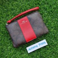 ราคา เหมือนใหม่ ลายซี คล้องมือ S 1ซิป Coachมือสองของแท้Coach F58035 Signature Corner Zip Wristlet สีน้ำตาลเข้มลายซี คาดแดง (17814261427)