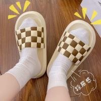 ราคา Checkerboard รองเท้าแตะรองเท้าแตะคู่ Anti-Slip รองเท้าแตะหนา Soled รองเท้าแตะอึรองเท้าแตะห้องน้ําของแท้เกาหลีรองเท้าแตะ Flip-Flops รองเท้าแตะเพิ่มความสูงผู้หญิงรองเท้าแตะกันลื่นผู้ชาย (48750545107)