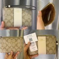 ราคา กระเป๋าคล้องมือ 1ซิปS Coach Corner Zip Wristlet In Signature Canvas สี Light Khaki Chalk (24061709155)