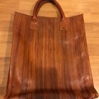 ราคา กระเป๋าหนังแท้ Italy brand มือสองลายไม้Vintageคลาสสิคหนังทั้งใบด้านในบุผ้าซื้อจาก Italy (1686642508)