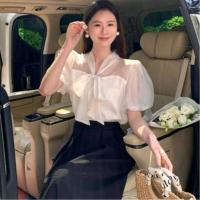 ราคา {พร้อมส่ง}รุ่น( U - เกาะอกผูกโบว์แขนบอลลูน) เสื้อคอวีแขนสั้น ผ้าSilk ซาติน (23787527487)