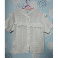 ราคา เสื้อลูกไม้ลายฉลุสีขาวมือสอง สภาพดี (2850761694)