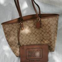 ราคา COACH #F36658 REVERSIBLE CITY TOTE IN SIGNATURE (6938315880)