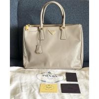ราคา กระเป๋า Prada Saffiano Lux Tote Bag Size 35 and สีเทา ปี 2011 เป็นรุ่นไม่มีสายสะพาย อุปกรณ์ครบมาก (28906118343)