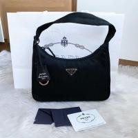 ราคา New Prada hobo bag ปี2020 ปั้ม shop ไทย รุ่นฮิต คุ้มค่ามาก ของใหม่ค่า อุปกรณ์ : ถุงกระดาษ การ์ด (5517293167)