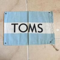ราคา ถุงรองเท้า ถุงผ้า แบรนด์ TOMS แบบหูรูด สภาพใหม่ ของแท้ น่ารักมาก พร้อมลายของแบรนด์ ลายสวย ของใหม่ มือ 1 (7473011629)