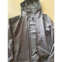 ราคา ชุดคลุม Uniqlo สีเทา กันน้ำ กันลม มีตำหนิตามภาพ (27869758346)