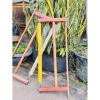 ราคา เลื่อยคันธนู เลื่อยคันธนูทรงโบราณ โครงไม้ทำจากไม้ประดู่ เเข็งเเรงทนทาน ด้ามจับถนัดมือ ขนาด 21นิ้ว กับ 24นิ้ว งานทำมือ (42625807393)