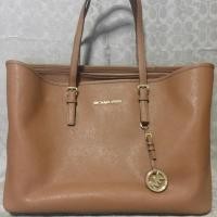 ราคา Michael Kors กระเป๋าไมเคิล คอร์ สีน้ำตาล used like new (7300459343)
