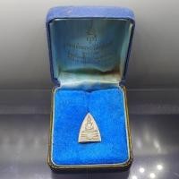 ราคา เหรียญหลวงพ่อพระพุทธโสธร พิมพ์ 2 หน้า เนื้อเงิน รุ่นญสส. สมเด็จพระสังฆราช ปี 2533 พร้อมกล่องเดิม (23087311602)