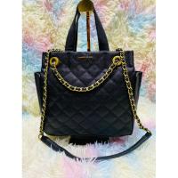 ราคา กระเป๋าCHARLES & KEITH CHAIN DETAIL QUILTED TOTE กระเป๋าสะพาย/ถือ วางอยู่ทรง วัสดุหนังปั๊มลายคาร์เวียร์งานแท้Outlet (23183799902)