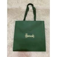 ราคา ถุงกระดาษ ถุง Harrods แท้ จากอังกฤษ ใบนี้สภาพใช้งานมีรอยตามในรูปค่ะ ขนาดกว้าง 25 สูง 26 ลึก 20 ซม (29414704121)