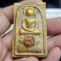 ราคา พระสมเด็จไกเซอร์ หลังพระเบญจภาคี (เนื้อดิน) ติดเม็ดพระธาตุ กรุดอยไซ (42066418600)