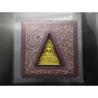 ราคา พระพุทธชินราช รุ่นเพราะแผ่นดินนี้ คือ แผ่นดินเกิด เนื้อผง หลัง ตราพระปรมาภิไธยย่อ ภ.ป.ร.เนื้อทองคำแท้ ปี 2548 ตลับเดิม (29907895987)