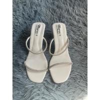 ราคา ส่งฟรี!! รองเท้าส้นสูง 2 นิ้ว มือสอง เบอร์ 39 (24962646812)