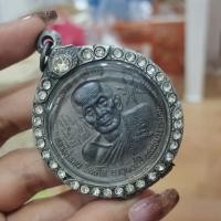 ราคา เหรียญเสาร์ 5 บูชาครูหลวงปู่หมุน ฐิตสีโร อายุ 108 ปีพระปรมาจารย์อมตะมหาเถระเนื้อนวโลหะรอนูนใส่ตลับเงินเก่าพร้อมห้อยบูชา (28261317791)