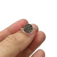 ราคา - แหวน เงินแท้ 92.5% ฝังด้วยแมกกาไซส์สวิส และลงดำ งานส่งออก หน้าแหวนกว้าง 1 ซม. หนัก 2.2 กรัม ตัวเรือนแข็งแรงครับ (23441624611)