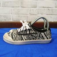 ราคา รองเท้าผ้าใบลายวินเทจ HOZ​ SIZE.38​ (มือสอง)​ พร้อมส่ง (8532980065)