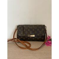 ราคา LV Favorite งานหนังแท้ ขนาด 10 นิ้ว โมโนแกรมชัด ขอบมุมสวย โดยรวมสภาพดี มาพร้อมสายหนังสะพายคลอสบอดี้ (43971906988)