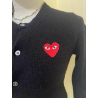 ราคา Play Comme Des garcons เสื้อคาร์ดิแกน ไหมพรม สีดำ อกปัก ❤️ หัวใจแดง ผ้านิ่มมาก S สภาพดี 30-34" มี2รูนิดด้านหลัง (24810499277)