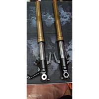 ราคา ชุดโช้คหน้า โช๊คหน้าCB150R ไฟกลม กระบอกสีชา มือสองแท้ แยกขาย ซ้าย ขวา พร้อมใช้งาน (18792452930)