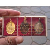 ราคา เหรียญครูบาศรีวิชัย 2527 พร้อมกล่องจำนวน 3 เหรียญชุดกรรมการ กะไหล่ทอง กะไหล่เงิน ทองแดง สภาพตามรูปครับ (19964354801)