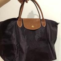 ราคา Longchamp ไม่แท้นะคะ ซื้อมาเพื่อเอามาเทียบกับของแท้ค่ะ ไม่ผ่านการใช้งานใดๆค่ะ สีม่วงเข้ม (1937208063)
