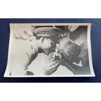 ราคา รูปถ่ายเก่าพระบรมฉายาลักษณ์ ในหลวงรัชกาลที่ 9 รูปยายตุ้มถวายดอกบัว สวย สำหรับบูชาและสะสม (23158242460)