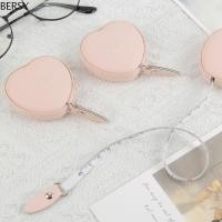 ราคา BESY เทปวัด 2 ชิ้น, สีชมพูหนัง PU ไม้บรรทัดยืดหยุ่น, ขนาดกะทัดรัดสวมใส่นุ่มรูปหัวใจผ้า Gauging เครื่องมือช่างตัดเสื้อ (53002961559)