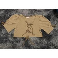 ราคา มือสองเสื้อครอป เสื้อครอปผูกหน้า ผ้ายับ เสื้อครอปแขนตุ๊กตา (25512398324)