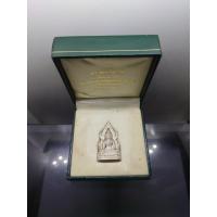 ราคา พระพุทธชินราช รุ่นมหาลาภ เนื้อเงิน พุทธาภิเษก ณ วัดพระศรีรัตนมหาธาตุวรมหาวิหาร พิษณุโลก โคท ๑๔๙๘๕ พ.ศ.2540 พร้อมกล่อง... (27372697608)