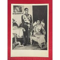ราคา รูปถ่ายเก่าพระบรมฉายาลักษณ์ พระบาทสมเด็จพระมหาภูมิพลอดุลยเดช มหาราช บรมนาถบพิตร กับพระฉายาลักษณ์พระราชินี (45450222223)