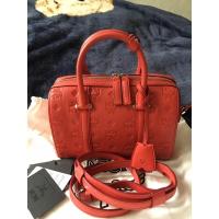 ราคา MCM Boston หนังปั๊ม หมอน 9 นิ้ว สีแดงอมส้ม (6495530576)