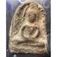 ราคา พระซุ้มกอเนื้อดินยุคก่อนปี 2500 หลวงพ่อกวย ชุตินฺธโร พระซุ้มกอ เป็นพระมหาเศรษฐีในใบลานทองมีจารึกคำว่า “มีกูแล้วไม่จน” (27104619138)