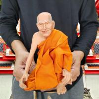 ราคา NMT8 หลวงปู่สรวง วัดไพรพัฒนาราม ศรีสะเกษ หน้าตัก5นิ้ว งานไฟเบอร์หุ่นขี้ผึ้งห่มจีวรติดเกศาเสมือนจริง (20791514978)