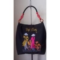 ราคา กระเป๋าผ้าหนาสีดำ ปักลายสาวเวียดนามด้านหน้า สีสด ของเวียดนาม หูหิ้วไม้+เชือกไนลอน คล้องไหล่ได้ (26873908233)