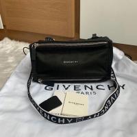 ราคา Like new Givenchy Pandora Mini Logo Strap Nylon ปี18 สายโลโก้ รุ่นฮิต สภาพสวยค่ะ ตัวผ้ายังใหม่เลย รอยใช้งานน้อย (2659316624)
