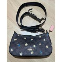 ราคา กระเป๋าสะพาย crossbody coach แท้ ! Coach Jes Baguette In Signature Canvas With Vintage Mini Rose Print ❤️❤️ (25272582501)