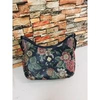 ราคา กระเป๋าสะพายข้าง สีดำลายดอก (7218901178)