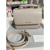 ราคา CHARLES KEITH CK2-80160091-1 รุ่น BASIC FRONT FLAP CROSSBODY BAG (29900138561)