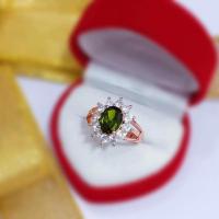 ราคา แหวนนาหพลอยสีเขียวส่องเพชรล้อม (21480734487)